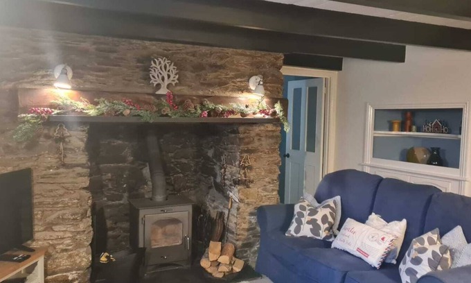 Gerrans House | Cornish Cottage with large enclosed garden, close to Beaches