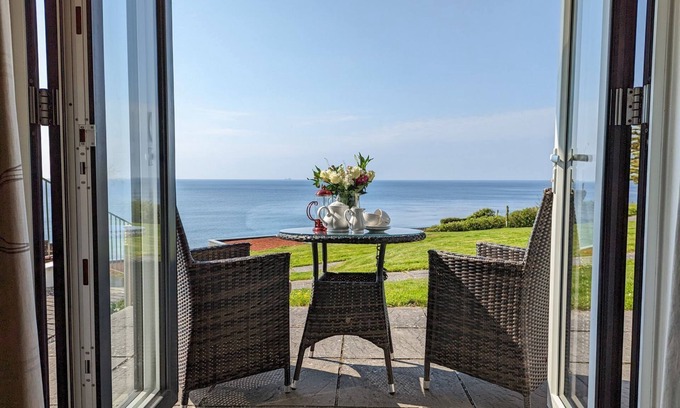 Seaton Apartment | Cornish Seaside Apartment with Fantastic Sea Views