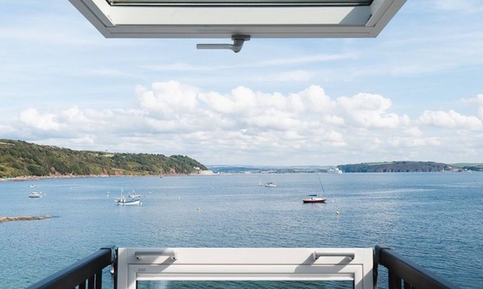 Cawsand Apartment | Cornwall Beachfront Stay | Walk to Pubs & Pasties