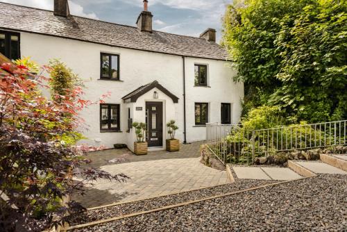 Lindale House | Coronation Family Cottage, Modernised 200-Year-Old Lake District Cottage with Private Hot Tub and Parking