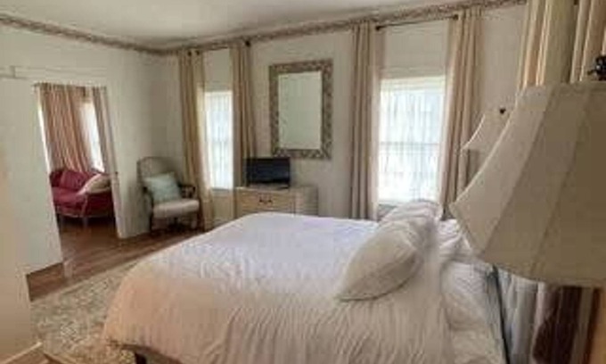Downtown Apartment | Corporate Comfort Ideal Accommodation for Work Crews