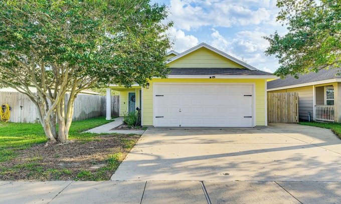 Flour Bluff House | Corpus Christi Home w/Patio < 10 Mi to Beach