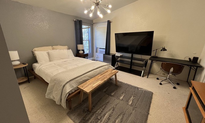 Tijeras House | Cosmopolitan Oliven Minutes away from Cibola National Forest