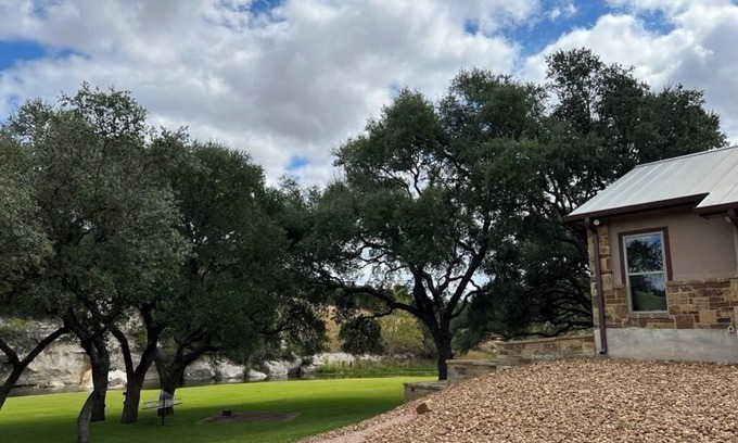 Kerrville Cottage | Cosy 1-bedroom cottage with spring-fed creek and spectacular views