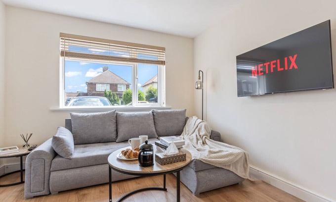 Redhill Apartment | Cosy 2 Bed, Gatwick Airport