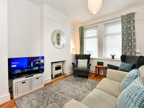 Canton House | Cosy 2 bed home in Canton Pass The Keys