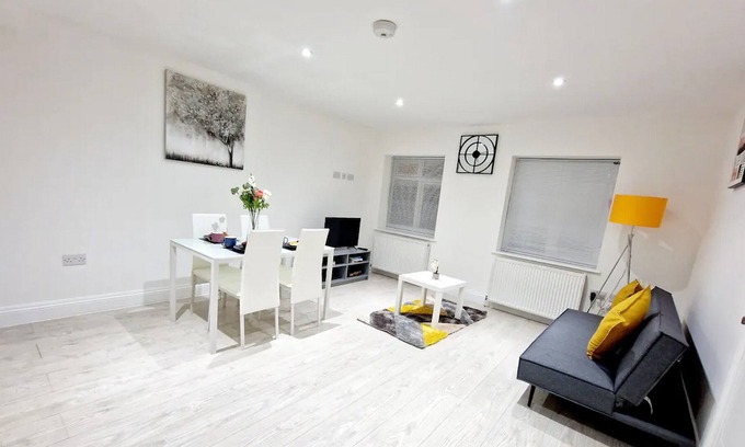 Uxbridge South Apartment | Cosy 2 Bedroom Apartment by ReeAni Stays with Wifi, Netflix & Private Parking