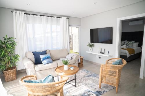Durban North Apartment | Cosy 2 bedroom Cottage Durban north, swimming pool,dstv
