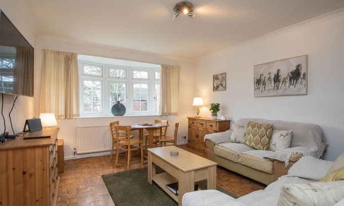 Maidenhead Apartment | Cosy 2 Bedroom Flat with Parking and 20mins Train to London