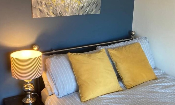 Widnes House | Cosy 2-bedroom House in Widnes Sleeps 4
