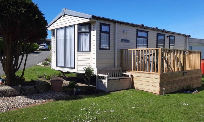 Carnbrea Ski Chalet | Cosy 2 Bedroom static on a Caravan Holiday Park in the heart of Cornwall