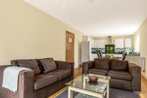 Stanwell Apartment | Cosy 2BR Flat with Patio, Heathrow 5 mins away