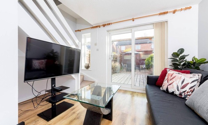 Bedford Apartment | Cosy 2BR Home Near Milton Keynes Centre