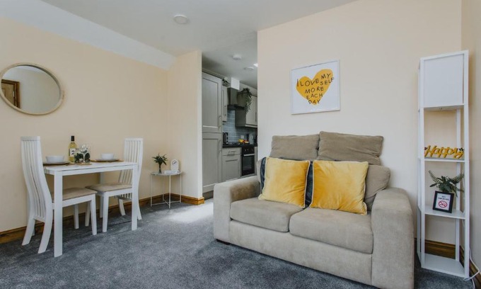 Nottingham Apartment | Cosy 2nd Floor Apartment - King Size Bed & Free Parking