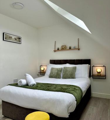 Stonnall Apartment | Cosy 3 Bed Apartment Near Birmingham Airport & NEC Perfect for Groups & Contractors!