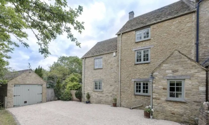 Chipping Norton Cottage | Cosy 3 Bed Cotswolds Cottage in Cleveley