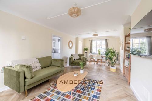 Windsor House | Cosy 3 Bed Cottage in Windsor, Perfect for Small Families & Couples, Sleeps 5