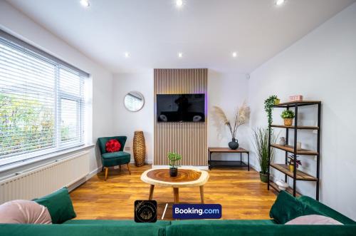 Trafford Apartment | Cosy 3-Bed House, Garden & Free Parking in Stretford