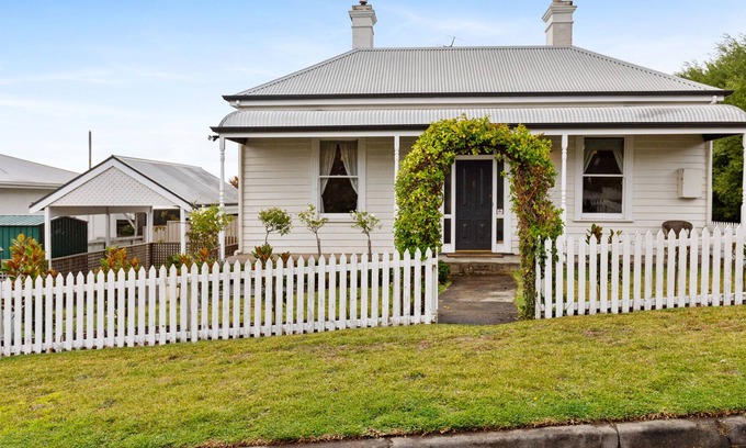 Mount Gambier Cottage | Cosy 3 bedroom cottage with indoor fire