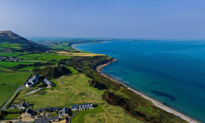 Pistyll Apartment | Cosy, 3-bedroom cottages with uninterrupted views of the sparkling Llyn Peninsula coastline.