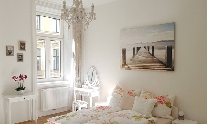 Schottenfeld Apartment | Cosy 3 Room Viennese Flat - 10min to City Center