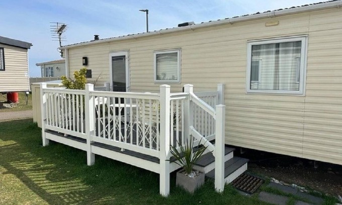 Kessingland House | Cosy 6 berth caravan with side decking at Kessingland Beach, Suffolk ref 90031SV