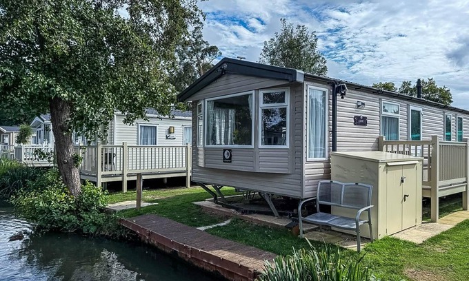 Clacton-on-Sea House | Cosy 8 berth caravan with decking and lake-views at Weeley Bridge ref 69001LV
