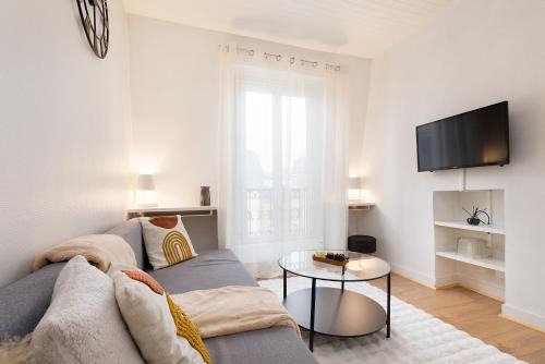Clichy Apartment | Cosy and Central Sacré-Coeur View Appartment, 50m to Paris