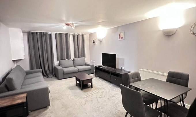 North Woolwich Apartment | Cosy and Relaxing apartment with Thames River view