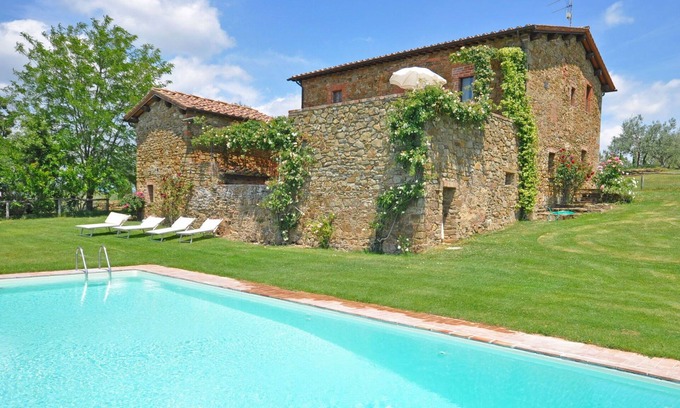 Torre A Castello Apartment | Cosy apartment for 3 people with pool, WIFI, pets allowed and panoramic view