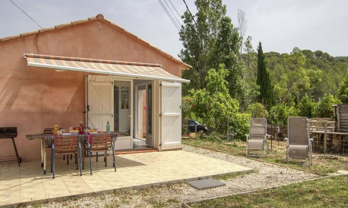 Le Beausset Apartment | Cosy apartment for 4 people with A/C, WIFI, TV, terrace, pets allowed and parking