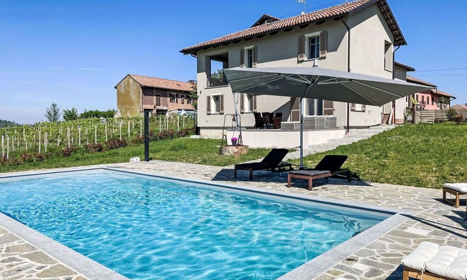 Costigliole d'Asti Apartment | Cosy apartment for 2 people with WIFI, pool, A/C, TV, patio and parking