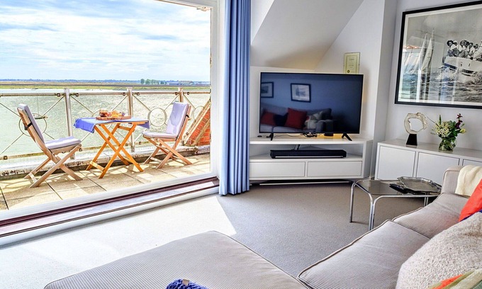 Burnham-on-Crouch Apartment | Cosy apartment for 5 people with WIFI, balcony, pets allowed and parking