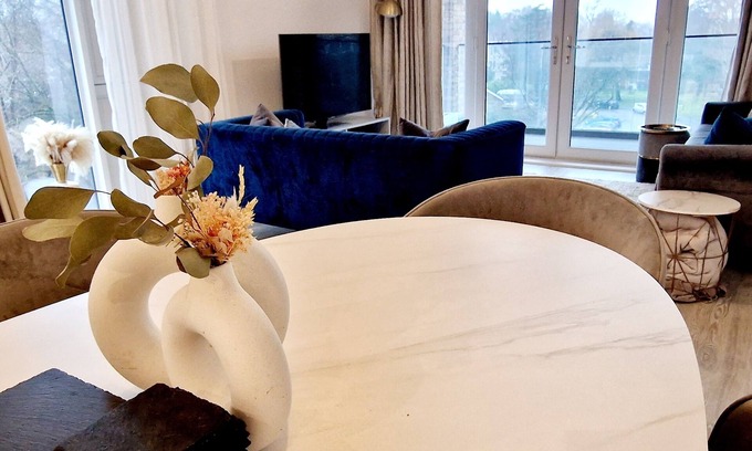 Walton-on-Thames Apartment | Cosy Apartment in Surrey with Gym | Free Parking | 25 Mins to Central London