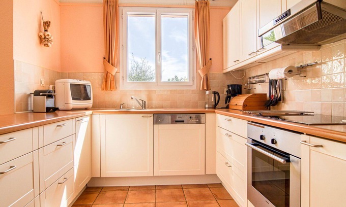 Nans-les-Pins Apartment | Cosy apartment for 6 guests with WIFI, pool, TV, terrace, pets allowed and parking