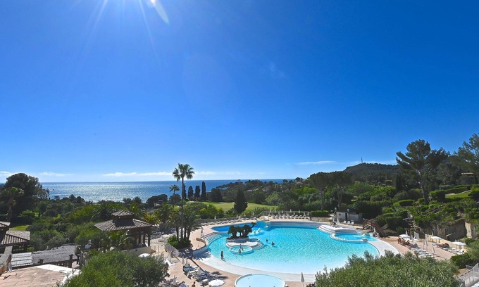 Le Dramont Apartment | Cosy apartment for 4 people with WIFI, pool, TV, terrace and parking