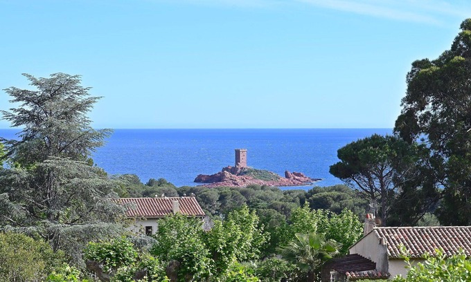 Cap Esterel Apartment | Cosy apartment for 4 people with pool, WIFI, A/C, hot tub, TV, terrace, pets allowed and parking