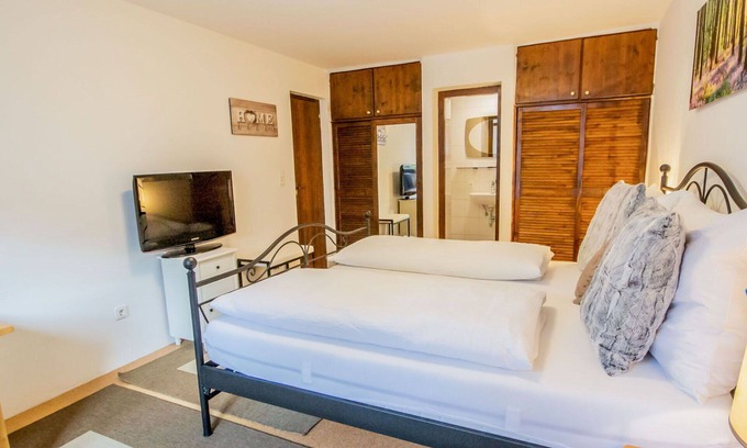 Axams Apartment | Cosy apartment for 2 guests with WIFI, TV and pets allowed