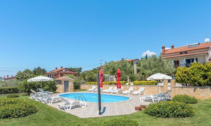 Brnobici Apartment | Cosy apartment for 3 guests with WIFI, pool, TV, terrace and parking