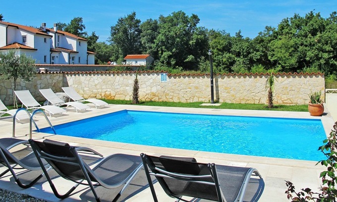 Vrznaveri Apartment | Cosy apartment for 3 people with A/C, WIFI, pool, TV, balcony, pets allowed and parking