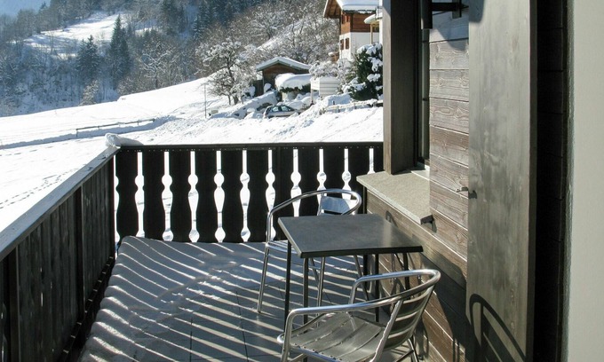 Schluein Apartment | Cosy apartment for 4 guests with TV, balcony, panoramic view and parking