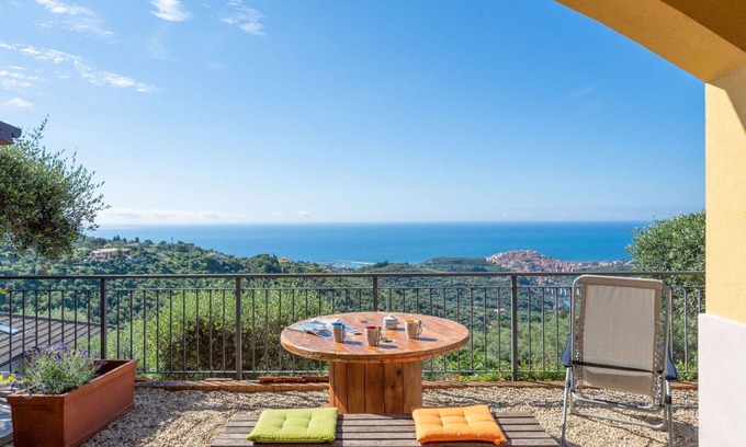Artallo Apartment | Cosy apartment for 4 guests with A/C, WIFI, TV, patio and parking