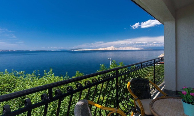 Senj Apartment | Cosy apartment for 4 guests with A/C, WIFI, TV, terrace, pets allowed and parking