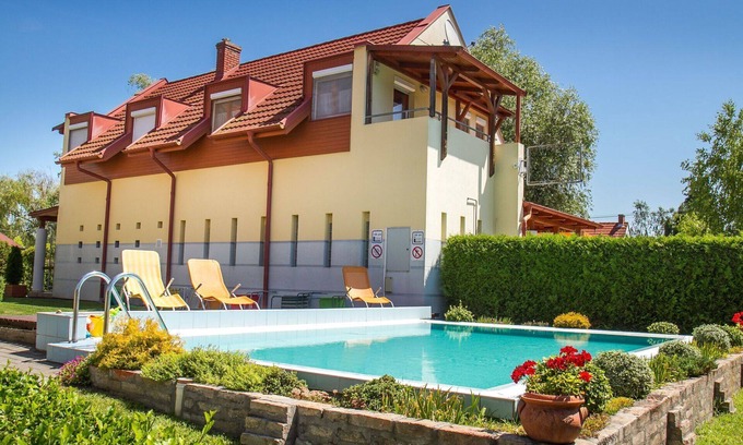 Balatonmariafurdo Apartment | Cosy apartment for 4 people with pool, WIFI, A/C, TV, patio and parking