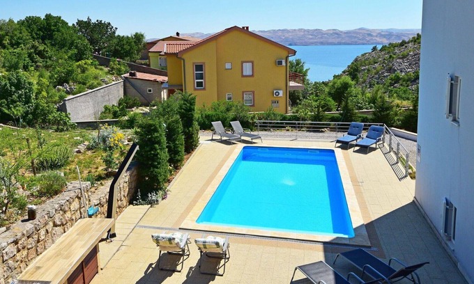 Ribarica Apartment | Cosy apartment for 4 people with WIFI, pool, A/C, TV, terrace, pets allowed and parking
