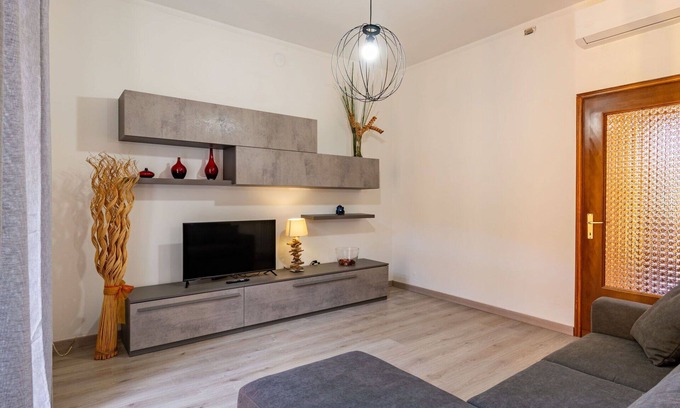 Vendrogno Apartment | Cosy apartment for 5 guests with A/C, WIFI, balcony and parking
