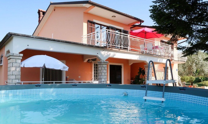 Zupanici Apartment | Cosy apartment for 6 guests with pool, A/C, WIFI, TV, patio and parking