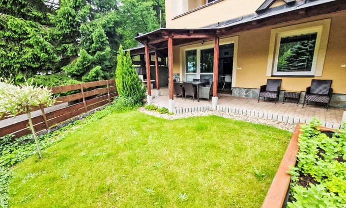 Janske Lazne Apartment | Cosy apartment for 6 people with WIFI, TV, patio, pets allowed and parking