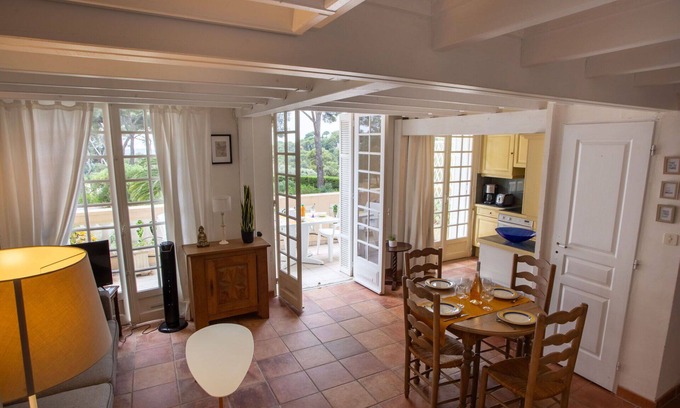 Hyeres Apartment | Cosy apartment for 6 people with WIFI, TV and terrace