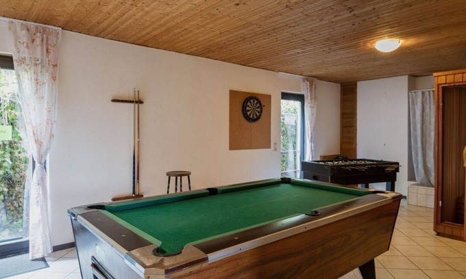 Immerath Apartment | Cosy apartment for 7 guests with WIFI, TV, terrace, pets allowed and parking